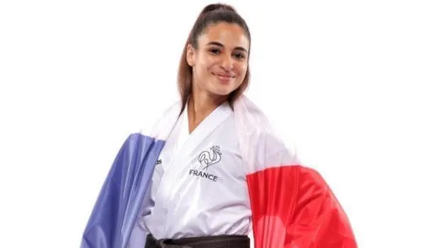 photo leïla heurtault avec sa tenue olympique.  ©  denis boulanger  - ffk