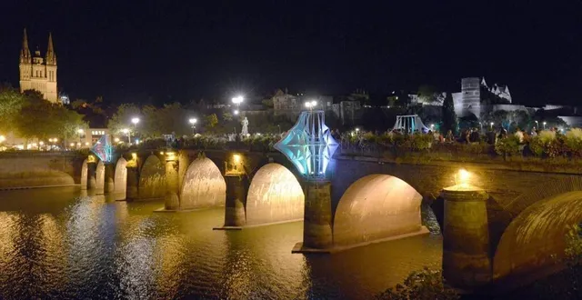photo  sur le pont de verdun, plus ancien pont d’angers, se trouve la statue de nicolas beaurepaire.  &copy;  archives ouest-france 