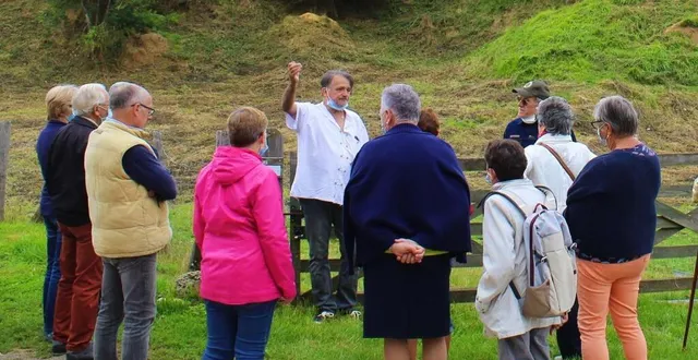 photo  la motte féodale du castrum piretti a été visitée avec jean-luc godimus comme guide.  &copy;  ouest-france 