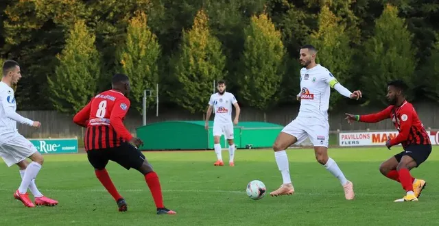 photo  le fc flers (en blanc) se déplacera chez le voisin argentan en ouverture de la nouvelle saison de régional 1.  &copy;  ouest-france 