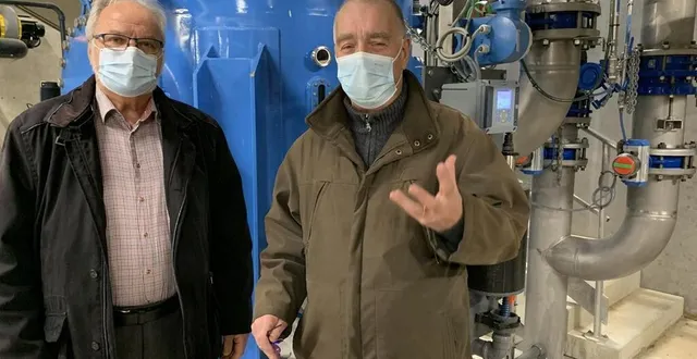 photo  joseph lambert, président, et gérard evrard, vice-président du syndicat intercommunal de production d’eau potable, ont fait le tour des installations.  &copy;  le maine libre 