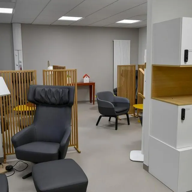 photo un des salons de prise en charge des patients. après consultation, le patient s’y installe en attendant un examen ou un bilan.  ©  le maine libre – yvon loué