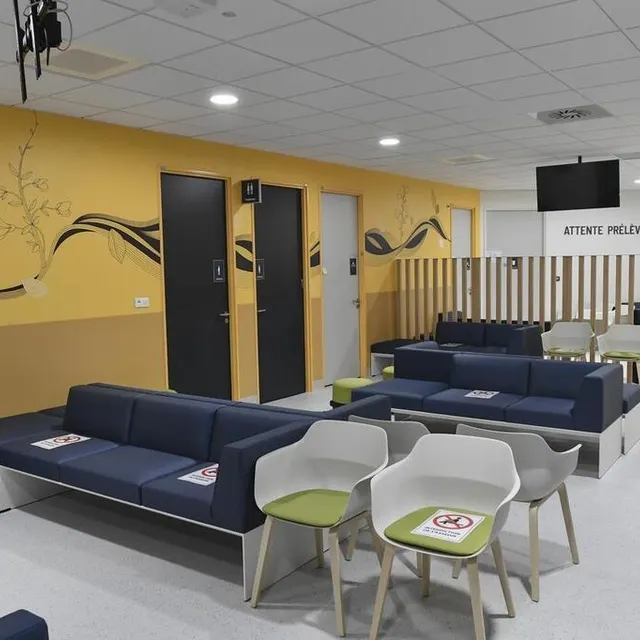 photo le centre d’analyses médicales. un gros travail a été fait sur l’éclairage, les couleurs et le mobilier afin de rendre les lieux le plus accueillant possible.  ©  le maine libre – yvon loué