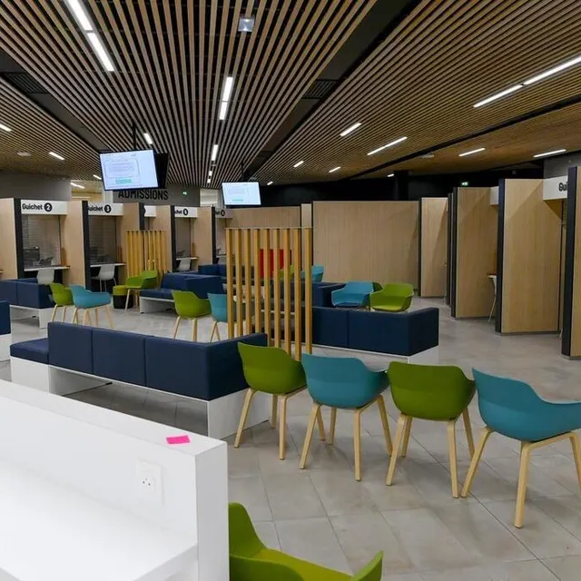 photo le service des admissions comprend 19 guichets.  ©  le maine libre – yvon loué