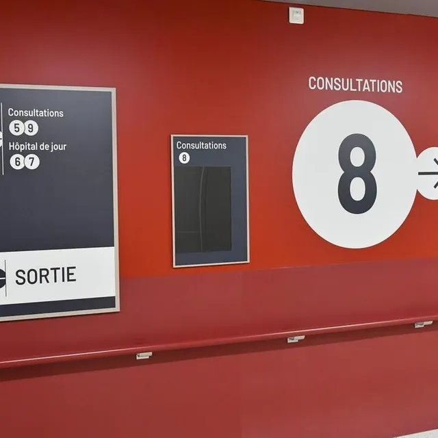 photo rouge, vert, jaune, orange… couleurs, chiffres et lettres sont autant de repères pour que le patient s’y retrouve. une équipe aura pour mission d’orienter les patients.  ©  le maine libre – yvon loué