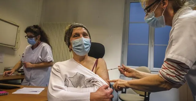 photo  le mans, mardi 5 janvier 2021. dr marie-thérèse chevé, gynécologue obstétricien au centre hospitalier du mans, est la première personne vaccinée contre le covid-19 en sarthe.  &copy;  le maine libre – denis lambert 