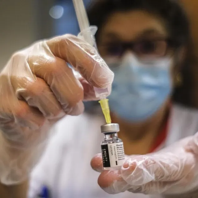 photo la complexité de la campagne de vaccination tient aux conditions de conservation à -80° du vaccin. un supercongélateur a été livré au chm dans ce but.  ©  le maine libre – denis lambert