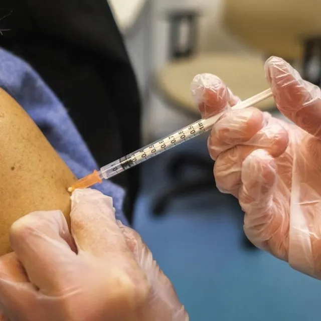 photo après la vaccination, il est possible d’avoir mal à la tête, des douleurs musculaires, un peu de fatigue ou de fièvre « car le corps travaille pour faire des anticorps », précise anne-marie millet, infirmière.  ©  le maine libre – denis lambert