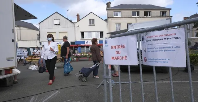photo  au marché de sablé-sur-sarthe, comme partout, le port du masque est obligatoire.  &copy;  archives le maine libre – denis lambert 