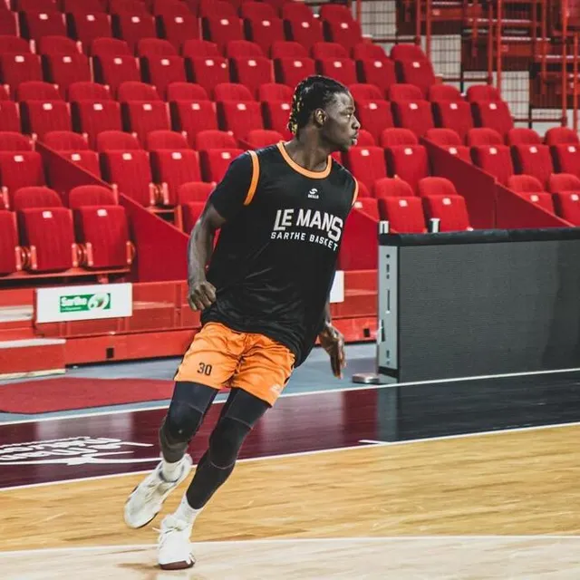 photo dahaba magassa, un des plus forts potentiels de l’équipe espoirs du msb, s’entraîne régulièrement avec le groupe pro.  ©  le maine libre – clément szczuczynski