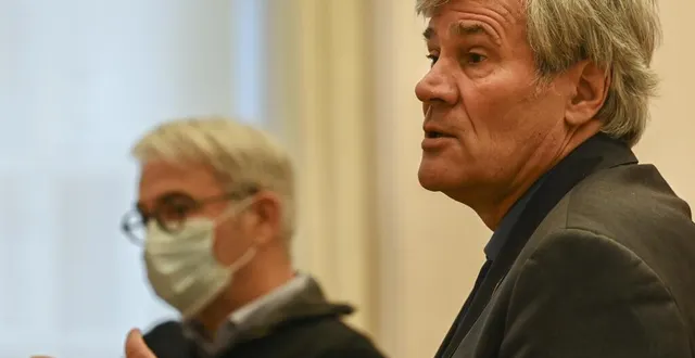 photo  stéphane le foll, ici avec christian lacoste adjoint en charge de la santé, très « agacé par le manque de communication de l’ars »  &copy;  photo le maine libre – denis lambert 