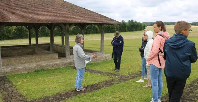 photo  marie-claire moreau, à gauche, commenté l’histoire du fanum des busses.  &copy;  le maine libre 