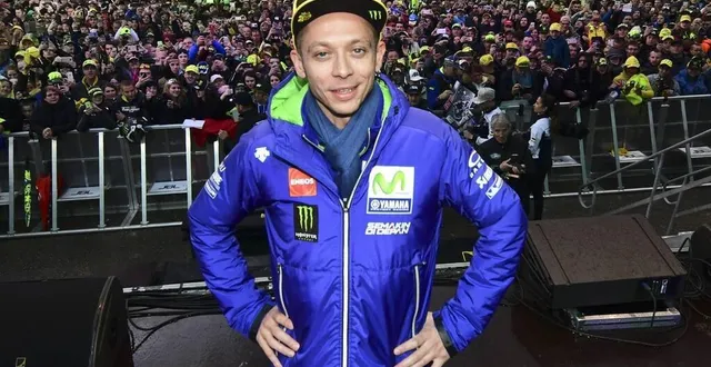 photo  victoire à l’applaudimètre pour valentino rossi lors de la rencontre avec les fans au mans.  &copy;  le maine libre – denis lambert 