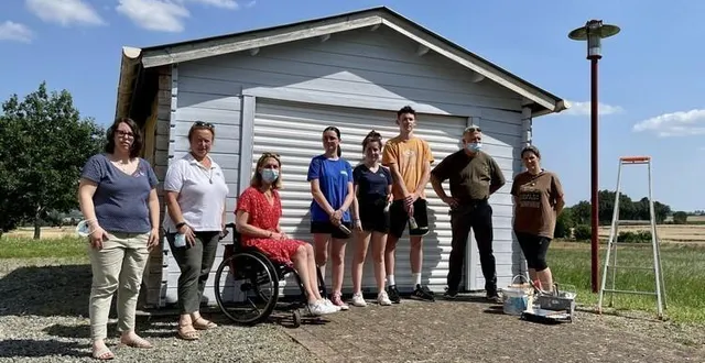 photo  chloé, anaïs et noha accueillis à saint-symphorien par les élus locaux et communautaires  &copy;  le maine libre 