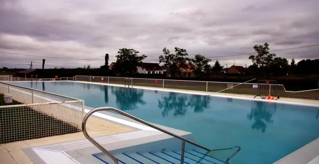 photo  les deux bassins chauffés attendent les baigneurs.  &copy;  archives le maine libre 