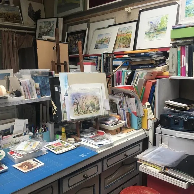 photo c’est dans son atelier qu’elle stocke de nombreux tableaux et qu’elle accompagne ses élèves.  ©  le maine libre