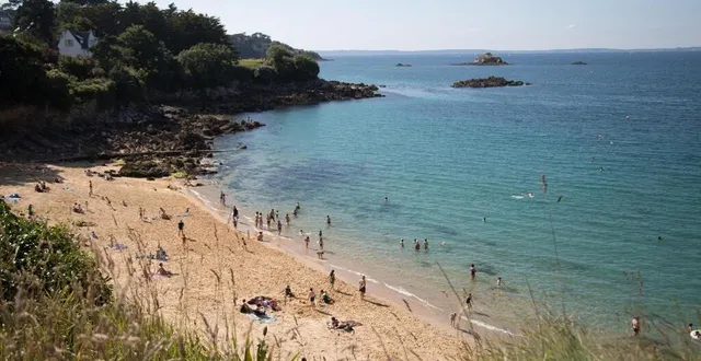 photo  le beau temps semble s'installer pour quelques jours sur le territoire, comme ici où les vacanciers pourront profiter pour se promenade et se baigner sur les plages de douarnenez ( finistère ).  &copy;  ouest-france / yves-marie quemener 