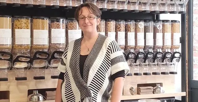 photo  sandrine dans son épicerie le vrac’du coin.  &copy;  ouest-france 