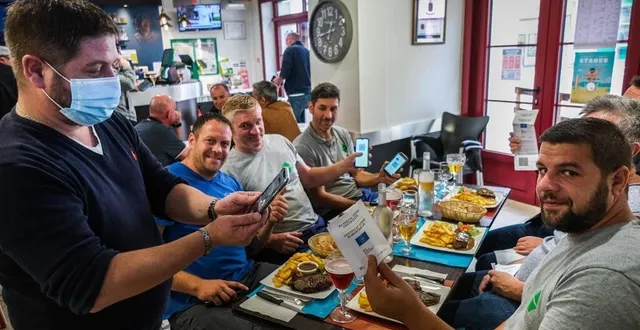 photo  le mans, lundi 9 août 2021. au galopin, dans le vieux-mans, les habitués tendent leur pass sanitaire : depuis ce lundi, il est devenu nécessaire pour pouvoir prendre leur repas.  &copy;  photo le maine libre – denis lambert 