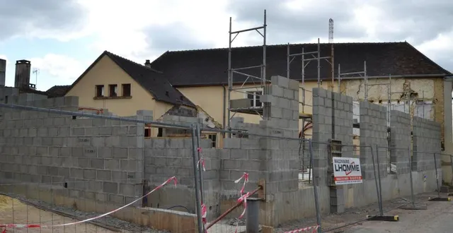 photo  la salle multigénérationnelle se montant en bordure de la rue, un ralentissement est affiché.  &copy;  ouest-france 