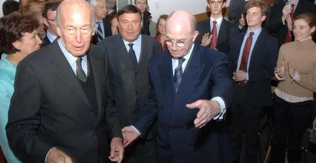 photo  valéry giscard d’estaing était venu parler du projet de constitution européenne à l’essca d’angers avec hervé de charette, à droite, et roselyne bachelot.  &copy;  archives ouest-france/philippe renault 