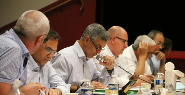 photo  le président de la communauté de communes, daniel chevalier (ici au centre), touchera 2 104 € bruts par mois d’indemnités.  &copy;  ouest-france 