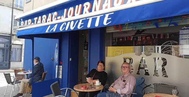 photo  au bar-tabac la civette, à alençon (orne), les clients ne rechignent pas à présenter leur passe sanitaire.  &copy;  ouest-france 