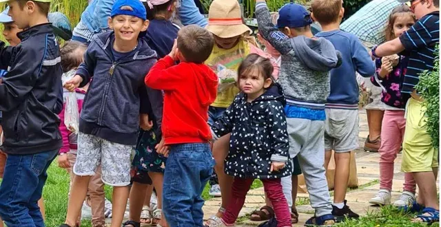 photo  la trentaine d’enfants accompagnés du belvédère a pu rire avec la clownesse et créer des objets inédits avec alain bosson à partir d’objets de la nature.  &copy;  ouest-france 