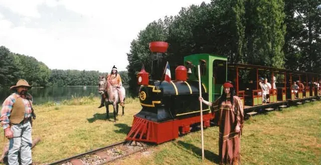 photo  à papéa city, les indiens stoppaient le train et prenaient en otage des visiteurs pour les maquiller. une animation dont beaucoup de sarthois se souviennent.  &copy;  papéa parc 