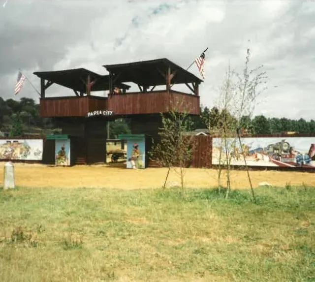 photo l’ancien village far west où étaient emmenés les enfants pour y être maquillés.  ©  papéa parc