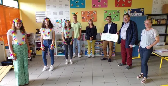 photo  les animateurs du centre de loisirs en compagnie des responsables de l’association familles rurales et de la banque crédit mutuel, qui a apporté son concours financier à la gestion du centre.  &copy;  ouest-france 