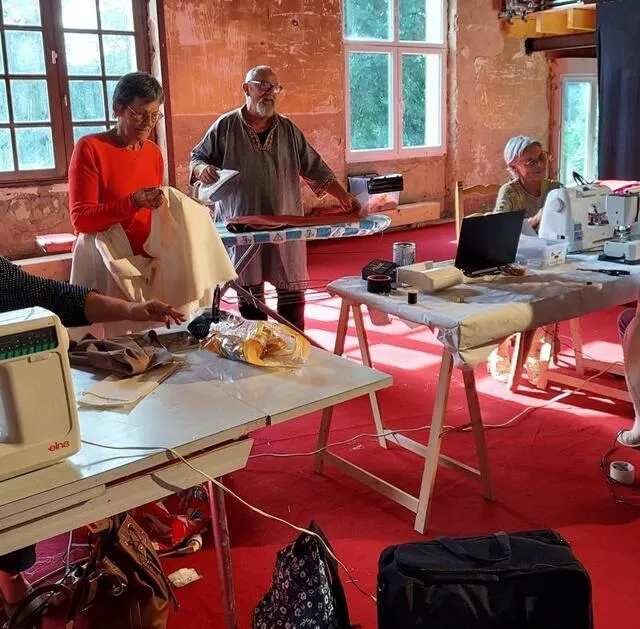photo les bénévoles se retrouvent régulièrement au théâtre sous le ronronnement des machines à coudre.  ©  ouest-france