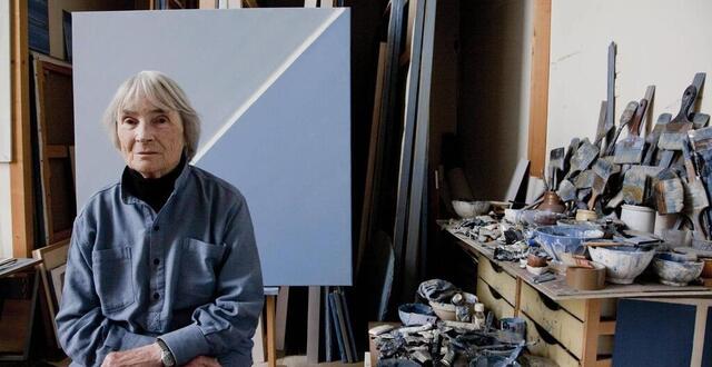 photo  la couleur bleu asse, c’est elle. l’artiste vannetaise geneviève asse, mondialement connue, est décédée ce mercredi 11 août 2021 à l’âge de 98 ans. 