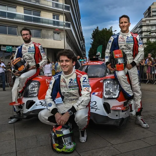 Les pilotes sarthois de la voiture SO 24 : Arnold et Maxime Robin et Vincent Capillaire. Le Maine Libre – Denis LAMBERT photo les pilotes sarthois de la voiture so 24 : arnold et maxime robin et vincent capillaire. © le maine libre – denis lambert