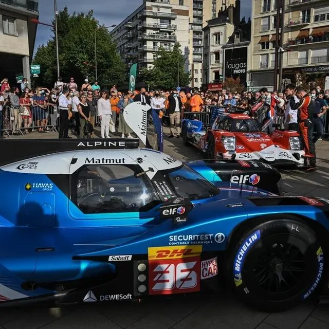 Place de la République, les Sarthois ont eu l’agréable surprise de découvrir l’Alpine n °36 qui courra les 24 Heures 2021, au côté de l’Oreca 07-GIbson du team SO24-Dirob by Graff. Le Maine Libre – Denis LAMBERT photo place de la république, les sarthois ont eu l’agréable surprise de découvrir l’alpine n °36 qui courra les 24 heures 2021, au côté de l’oreca 07-gibson du team so24-dirob by graff. © le maine libre – denis lambert
