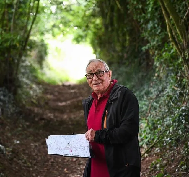 photo un des atouts de cette randonnée est l’existence de chemins creux ombragés comme celui-ci.  ©  denis lambert