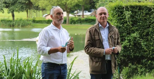 photo  jacques piette (a gauche) président du club images et frédéric beauchef maire de mamers lors de l’inauguration de l’exposition photographique sur la dive  &copy;  le maine libre 