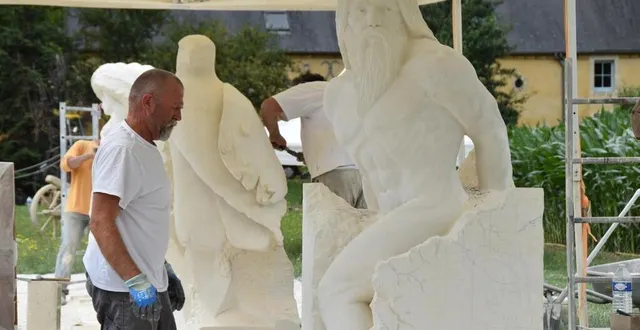 photo  parmi les sculpteurs présents, philippe stemmelen fignolant son « sage libéré »..  &copy;  le maine libre 