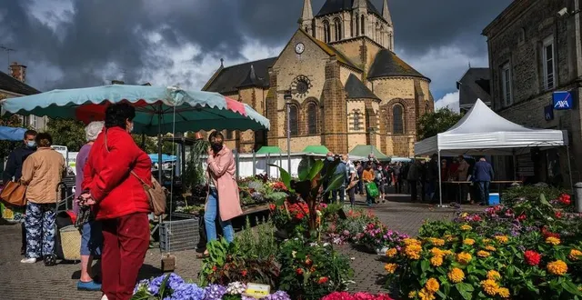 photo  jour de marché, touristes et locaux se côtoyaient sur la place de l’église.  &copy;  le maine libre – denis lambert 