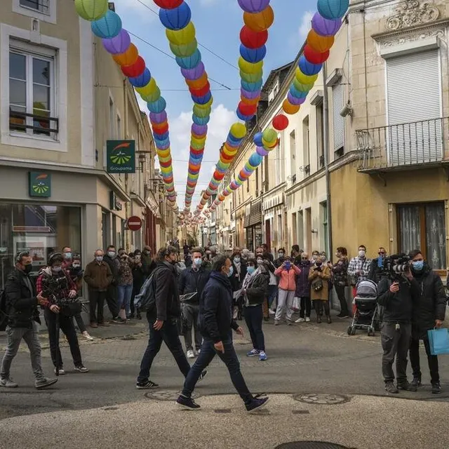 photo le 30 avril 2021. la foule dans les rues de fresnay-sur-sarthe lors du tournage de l’émission « le village préféré des français ».  ©  archive le maine libre – denis lambert