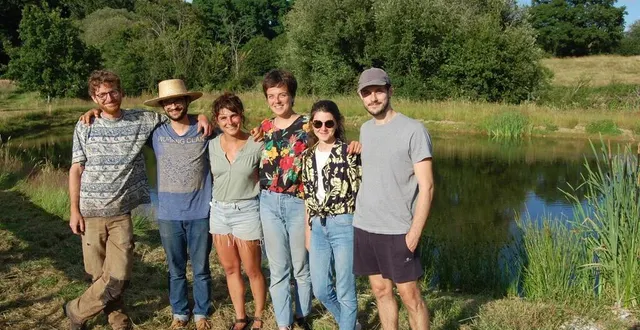 photo  l’homme au chapeau de paille, tom rial, deuxième en partant de la gauche, entouré de quelques salariés, guillaume weissenberger, à gauche, mathilde hakoun, juliette douchin, noémie malaize (du magazine « îlots »)  &copy;  ouest-france 