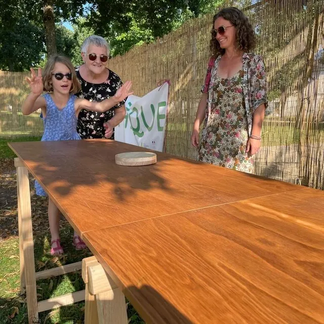 photo isabelle (à droite) a? pu profiter d’un moment de complicité avec sa mère et sa fille, grâce aux jeux en bois.  ©  ouest france