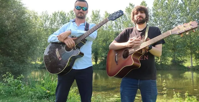 photo  benjamin langlois et geoffroi broussolle forment le duo benjo : « deux guitares, deux voix, une sono et c’est parti ».  &copy;  co 
