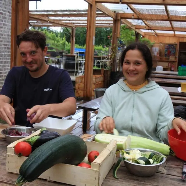 photo kévin brero et marie lacassin, deux comédiens de la citadelle des anges, participent activement à la préparation des repas entre deux répétitions. la gamelle proposée en amont du spectacle est un véritable succès.  ©  le maine libre