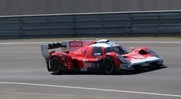 photo  glickenhaus sort en tête de cette journée test.  &copy;  daniel fouray / ouest france 