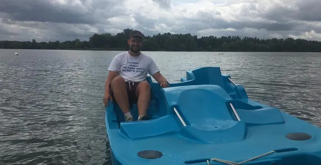 photo  simon gautier s’occupe de la location des vélos et des pédalos à la monnerie.  &copy;  le maine libre 