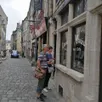 photo  deux touristes observent les vitrines des boutiques de la grande rue, dans le centre historique. 