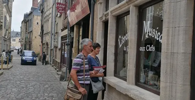 photo  deux touristes observent les vitrines des boutiques de la grande rue, dans le centre historique.  &copy;  ouest-france 