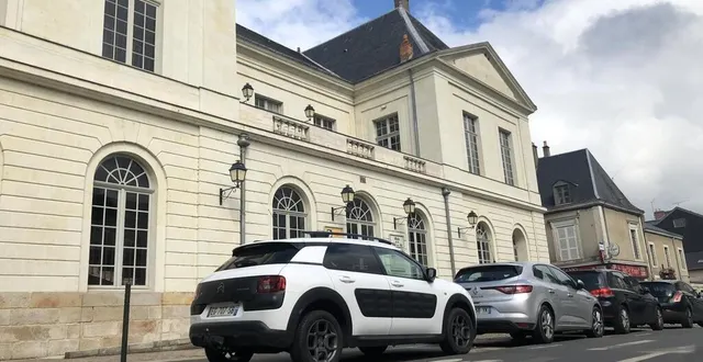 photo  il sera interdit de stationner sur les places situées devant le théâtre de la halle au blé, à la flèche, du lundi 23 août 2021 au samedi 4 septembre 2021 pour permettre le déroulement du tournage.  &copy;  ouest-france 