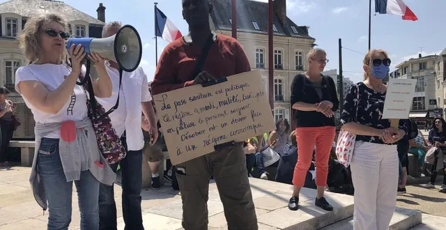 photo  environ 70 personnes se sont réunies devant la préfecture, au mans, pour protester contre le pass sanitaire.  &copy;  le maine libre 